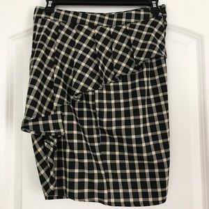 Black and white plaid skirt, perfect for fall!
